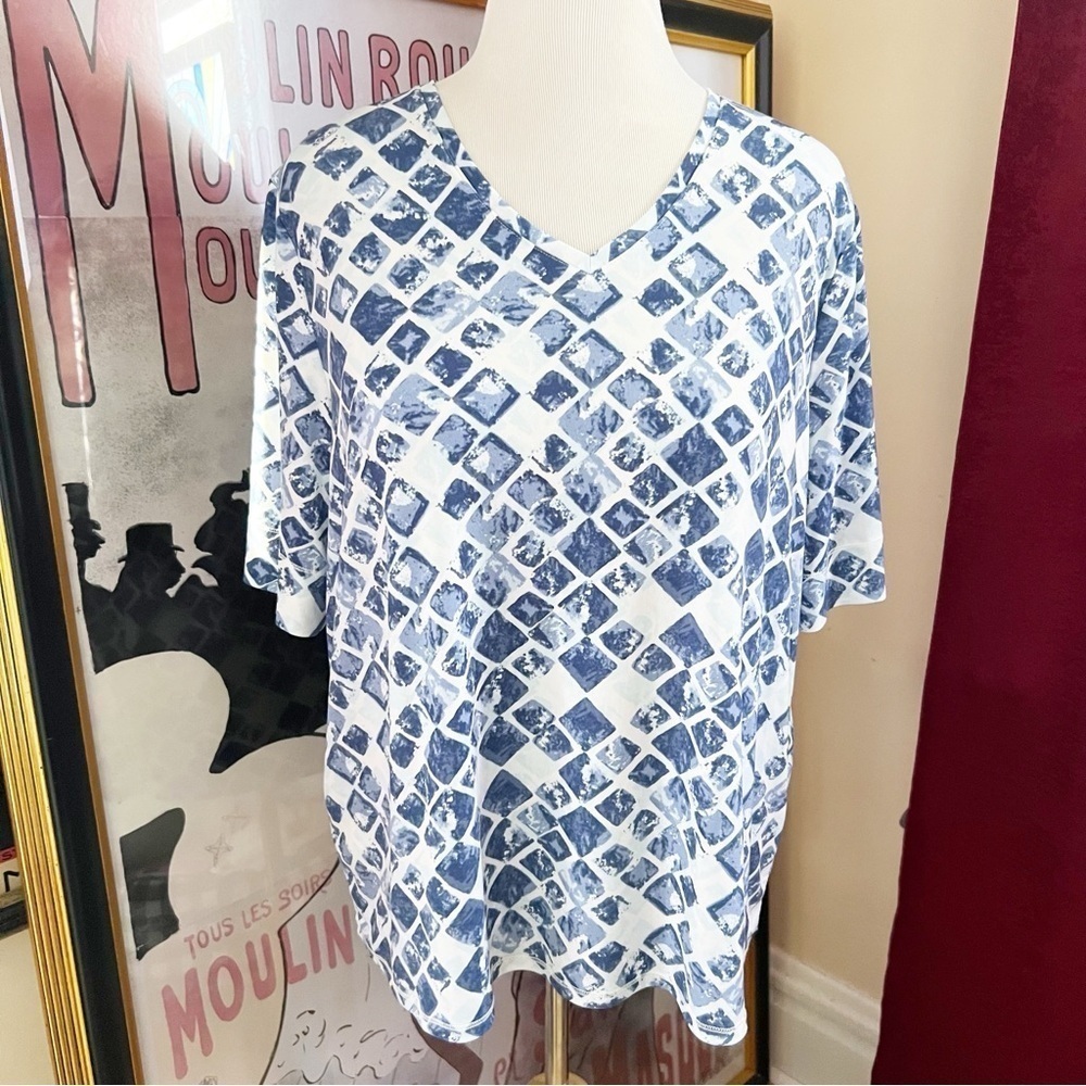 Chico's Blue & White Geometric Print Short Sleeve Top Great For Travel Sz 4